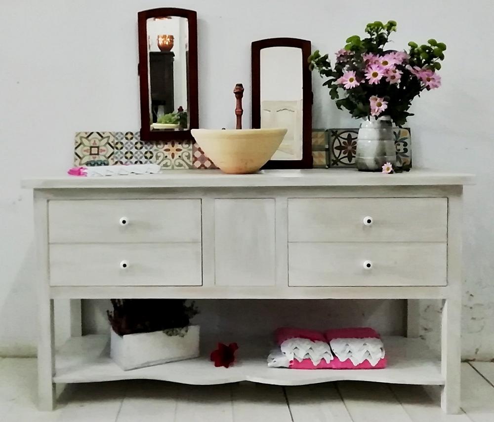 Gran mueble de baño con dos cajones y balda en blanco decapado